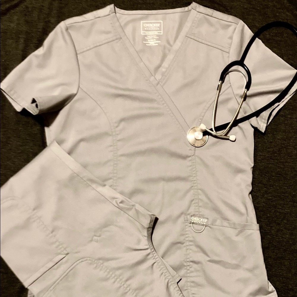 Cherokee Revolution Gray Scrub Set (Top: Small/Pants: Small Petite) EUC!!